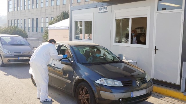 El Hospital de la Ribera habilita un punto para realizar pruebas PCR desde el coche