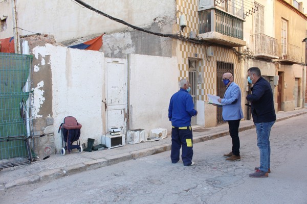 El Ayuntamiento aprieta, los dueños limpian: la lucha de Padín contra los solares abandonados empieza a obtener sus frutos  