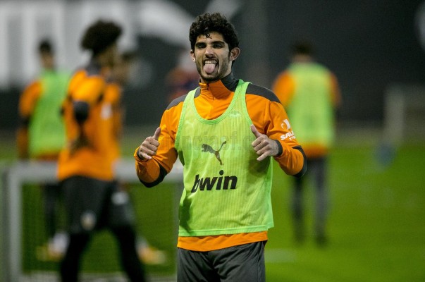 El Valencia se ejercita con normalidad tras dar negativo en los test