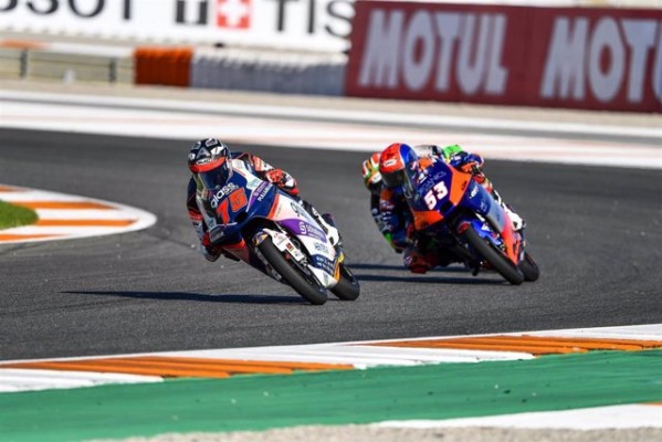 Albert Arenas pelea contra la presión y lo desconocido para ser campeón de Moto3