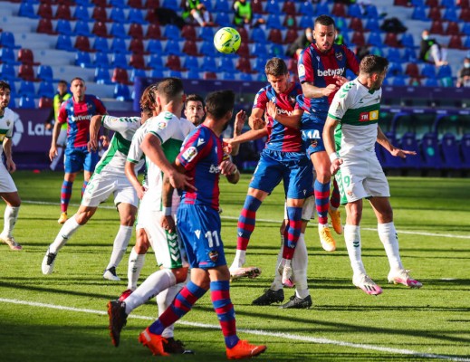 Vezo se entrena con el grupo en la primera sesión de la semana
