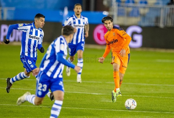 Un positivo por Covid-19 en la plantilla del Alavés hace saltar las alarmas en el Valencia CF