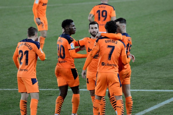 (2-2) El Valencia paga su mal inicio con un empate en Vitoria