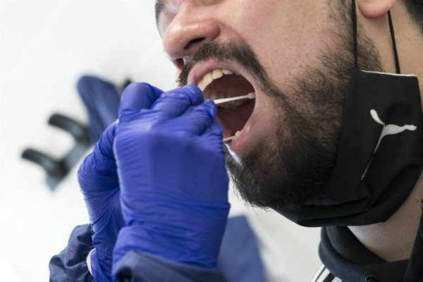 Los hospitales solo remiten a laboratorios privados mil de las 70.000 pruebas contratadas por Sanidad