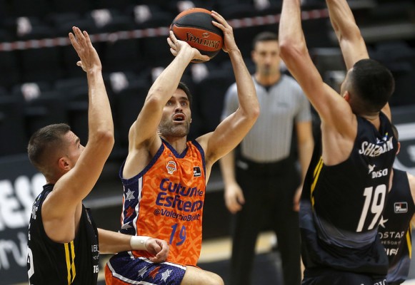 Valencia Basket cede ante la solvencia de Tenerife