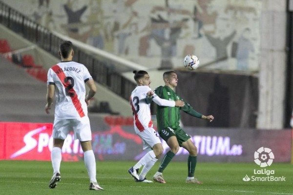 Los errores defensivos convierten al Castellón en uno de los más goleados
