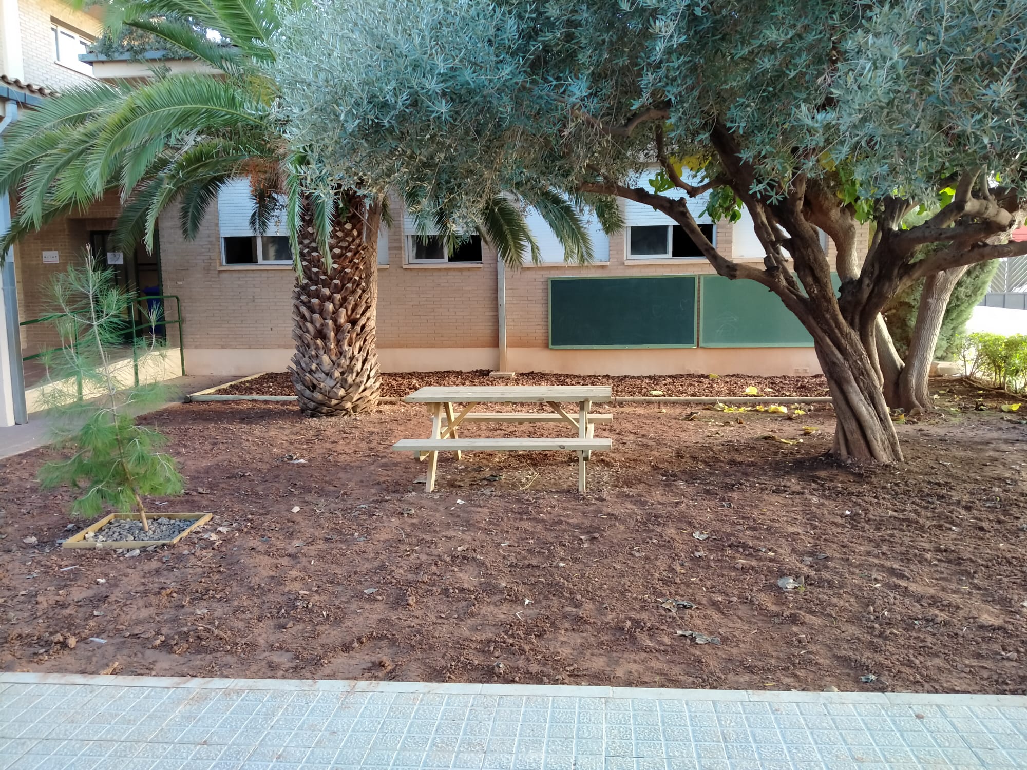 Nules adecúa espacios al aire libre en el CEIP Pío XII para prevenir contagios por la covid