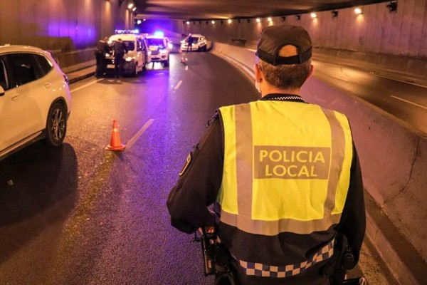 La Policía de Alicante disuelve cinco fiestas e impone 38 denuncias por incumplir el toque de queda