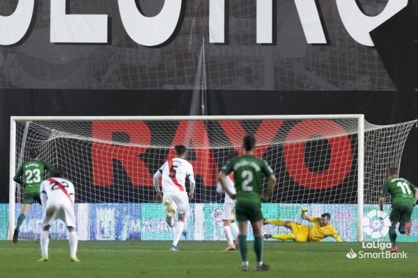 Los desajustes defensivos vuelven a condenar al Castellón que reacciona tarde y cae ante el Rayo 
