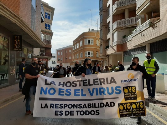 Los hosteleros colapsan Lorca para exigir la apertura de sus negocios: 