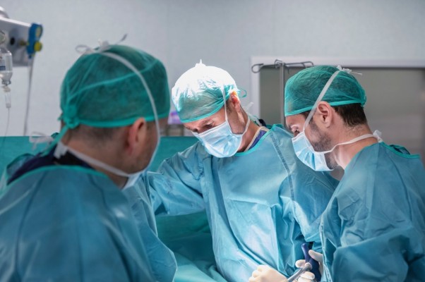 El ilicitano Ignasi Català, primer neurocirujano  en realizar una operación de cirugía lumbar pionera en España