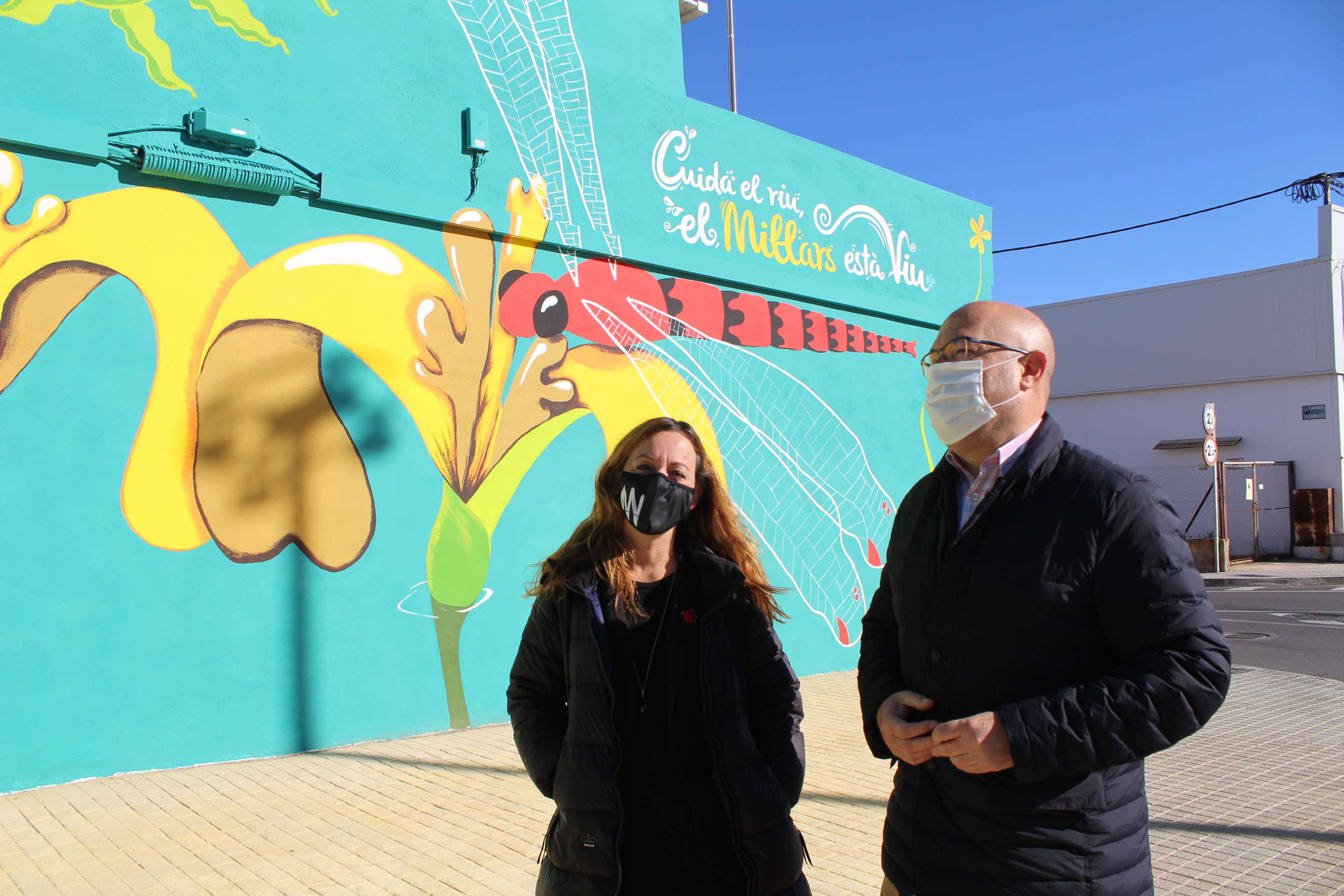 Anna Dobón posa el seu segell al Museu a l'aire lliure de Vila-real amb un mural del Millars