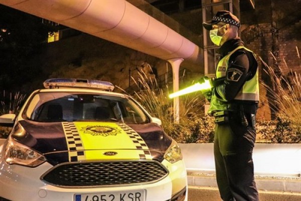 La Policía de Alicante disuelve un botellón, sanciona a cinco locales y denuncia a 22 personas por desobediencia