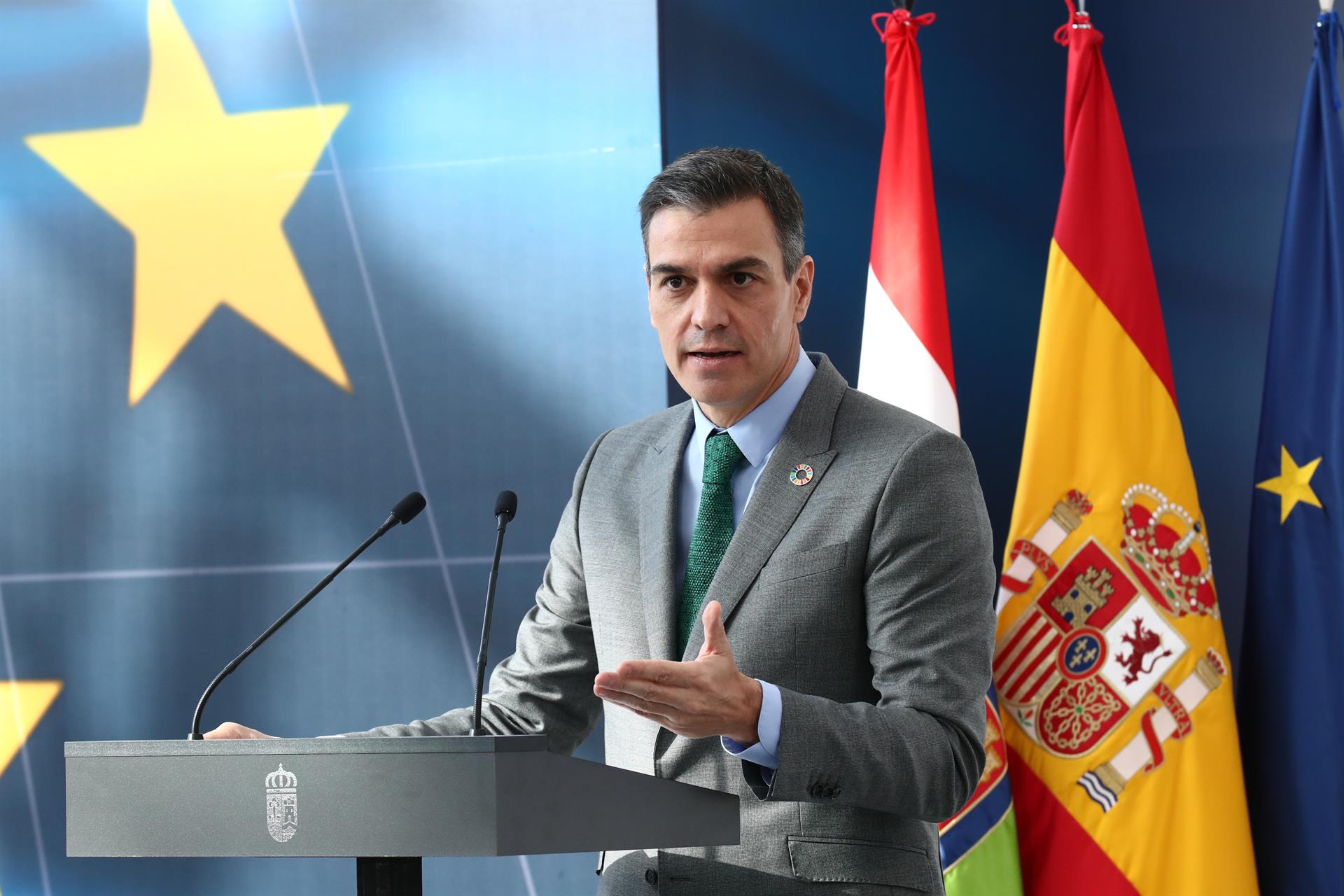 Sánchez recuerda a Ernest Lluch, asesinado por ETA hace 20 años, y le agradece su labor