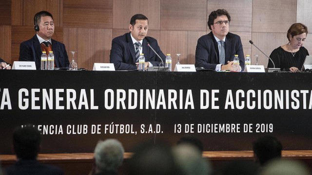 Hay que cambiar hasta los percheros: Money, money