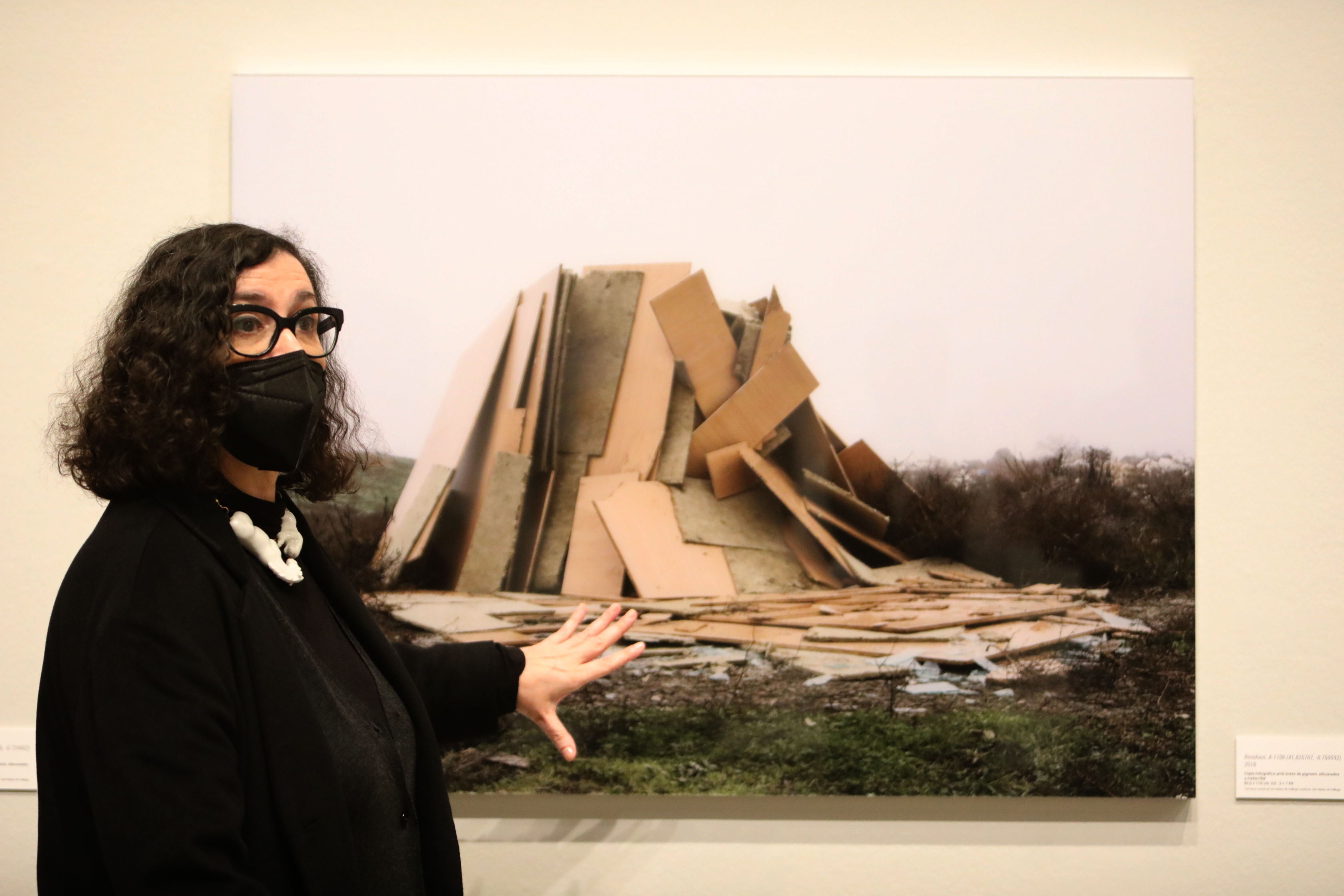 Almalé y Bondia exponen paisajes contaminados por el consumismo en el Centre del Carme