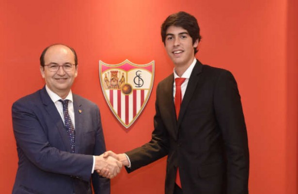 El delantero Carlos Fernández amplía su contrato hasta 2021