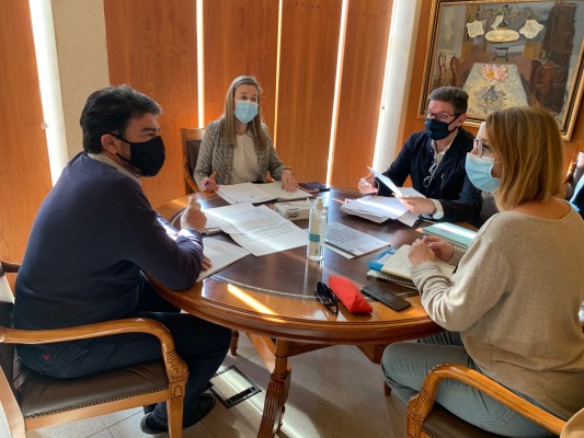 PP y Cs escenifican unidad tras el pulso interno y acercan posturas para cerrar las cuentas de Alicante