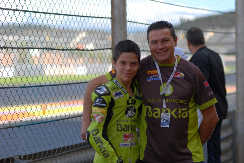 Julián Miralles con Joan Mir cuando el piloto mallorquín formaba parte de la Cuna de Campeones - 