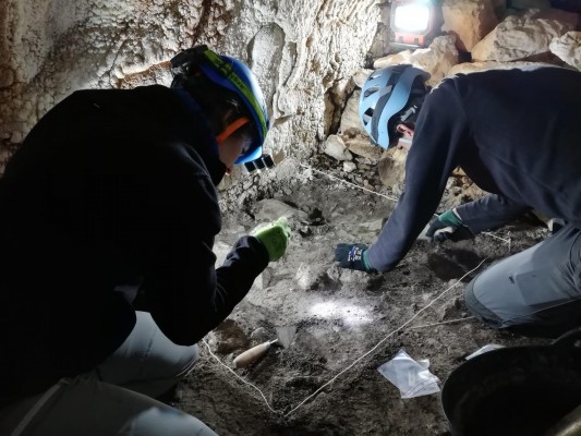 Arqueólogos descubren una cueva sepulcral con los restos humanos más antiguos de Atzeneta 