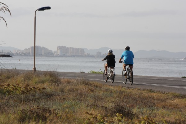 La Comunidad aprueba la subvención de 1,5 millones para el nuevo carril bici  y dos parques de La Manga