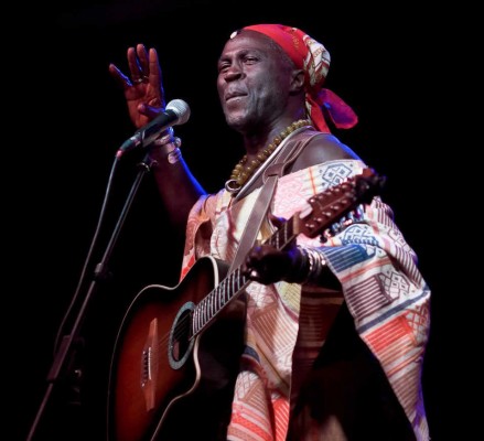 Ramiro Naka ens trasllada a Guinea Bisau amb el 'gumbé': música guineana, salsa, fado i rumba
