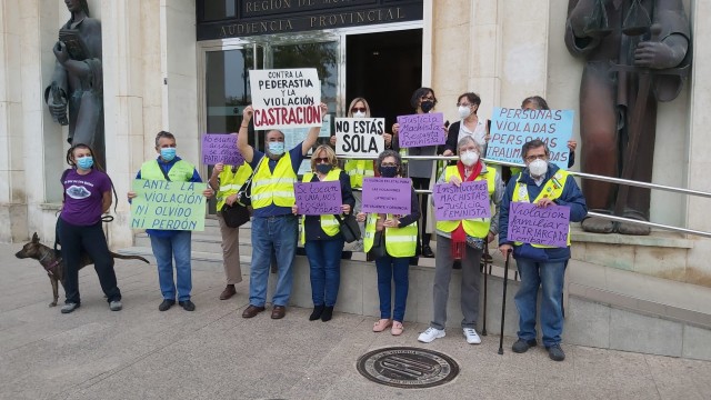 Concentración contra la pederastia en Murcia: apoyo a una niña cuyo padre dejó embarazada tras abusar de ella