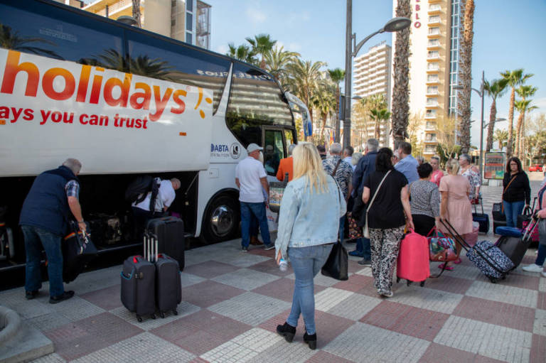 El Gobierno trabaja con la Comunitat Valenciana y Andalucía para fijar corredores turísticos seguros