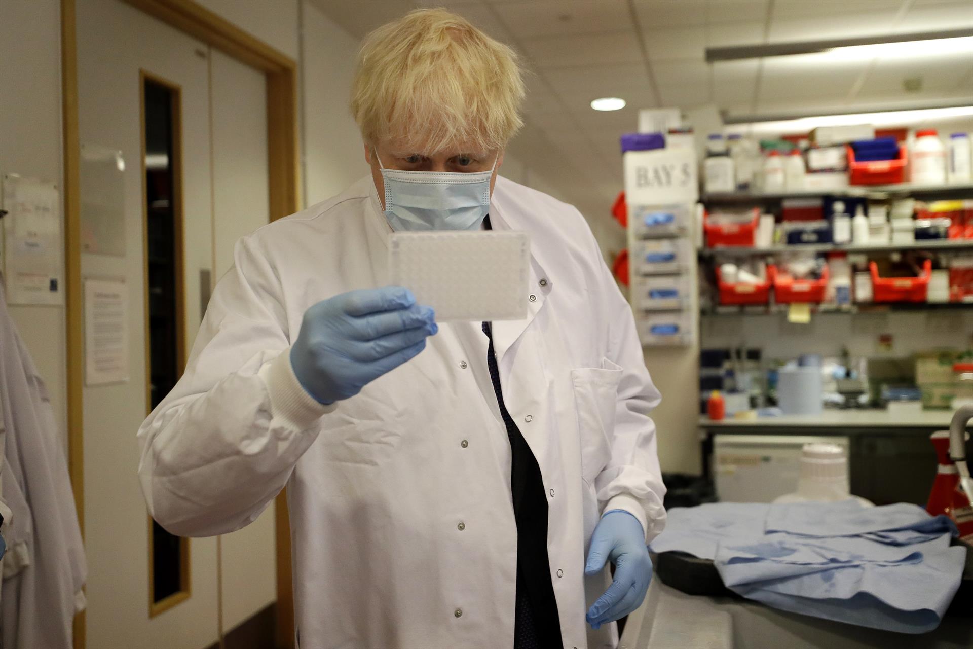 Boris Johnson visita los laboratorios donde se investiga la vacuna. Foto: Kirsty Wigglesworth/PA - 