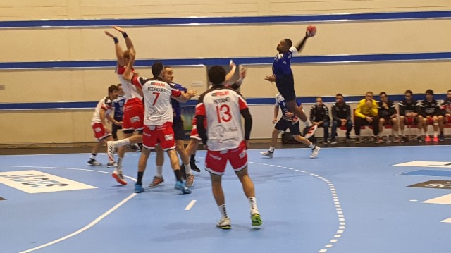 El Benidorm gana un duelo muy igualado