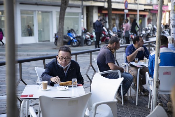 España notifica 15.318 nuevos casos y 351 muertes más por coronavirus