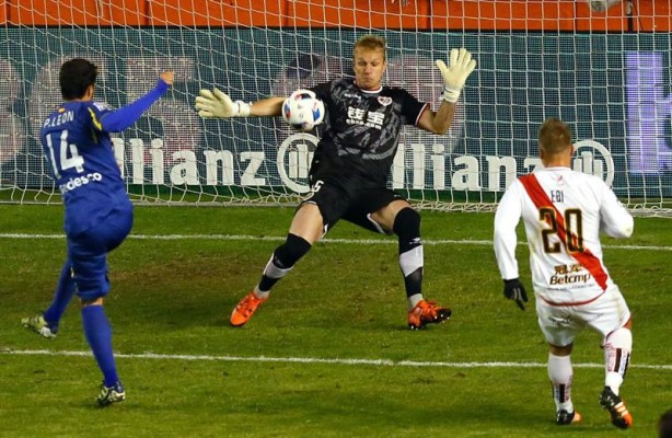 Yoel se asienta como titular en la portería del Rayo Vallecano