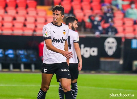 Gabriel Paulista y Anil Murthy no se entienden