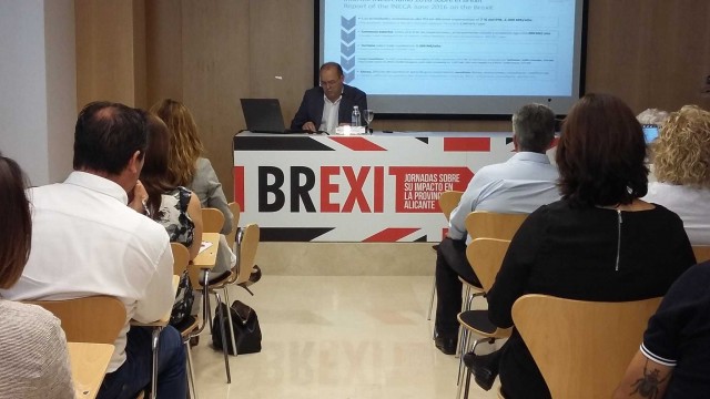 Un Brexit 'atenuado' en Alicante: se venden menos viviendas, pero más paquetes turísticos