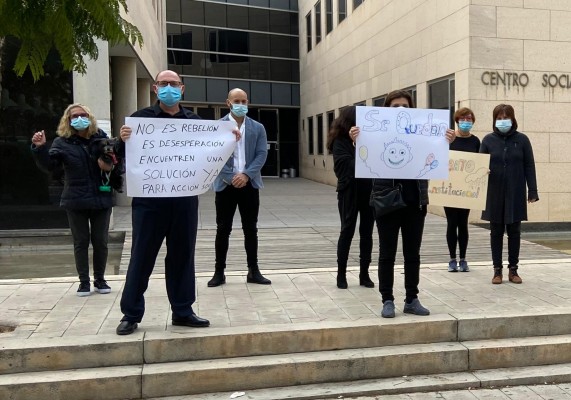 El fin de los contratos en Acción Social: PP y Cs reclaman soluciones al Consell; la oposición, al bipartito