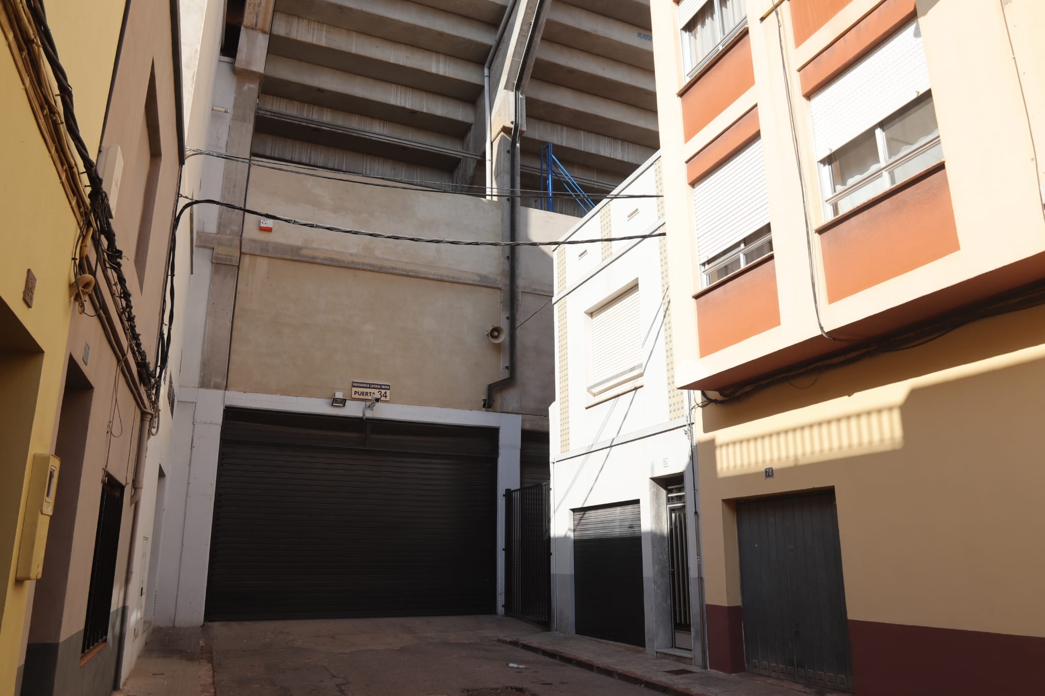 Acceso a Preferencia del estadio de la Cerámica, junto a las viviendas adyacentes. (Foto: Toni Losas) - 