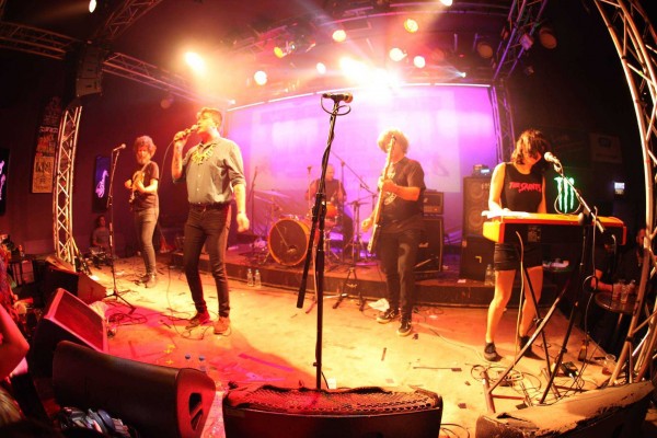 Wau y los Arrrghs!!!: Quince años de rock and roll en cinco anécdotas locas