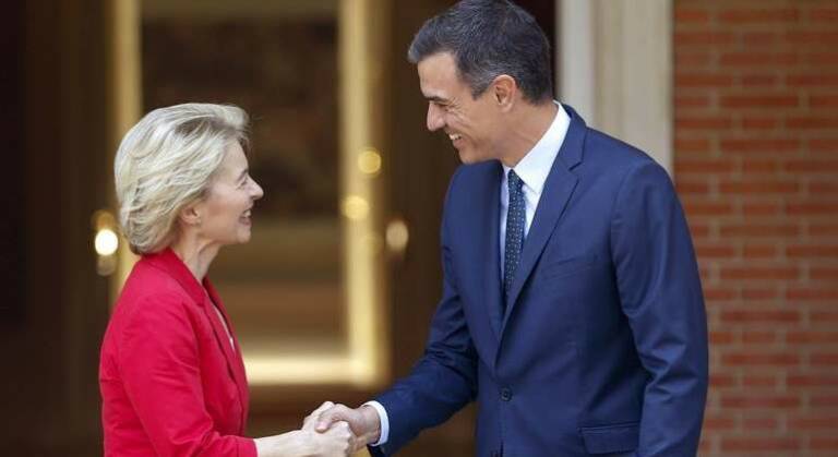 La presidenta de la Comisión Europea (CE), Ursula von der Leyen, y el presidente del Gobierno, Pedro Sánchez, - 