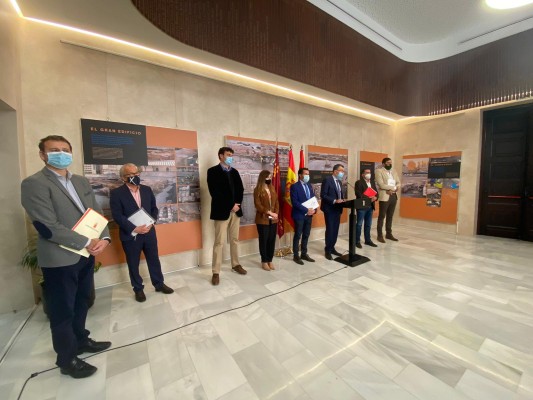 Los altos cargos del Ayuntamiento de Murcia se congelan el sueldo: 25.000 euros para el Banco de Alimentos