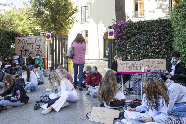 La solución de las clases 'online' en el Luis Vives choca con la negativa de algunos profesores