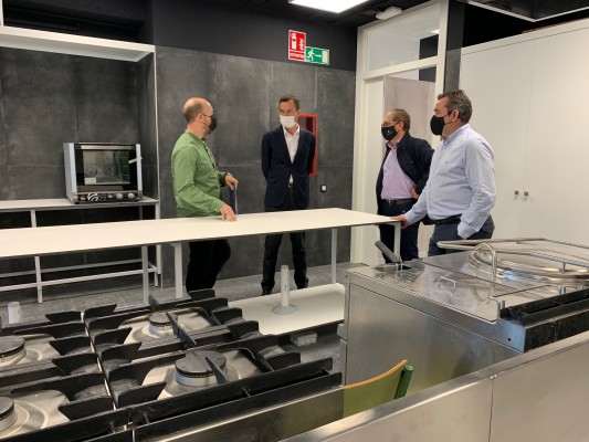 El IES Montserrat Roig de Elche estrena nuevas aulas para FP de ciclos Cocina y Jardinería 