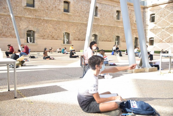 Exámenes al aire libre en el patio del CIM: una buena idea para los estudiantes de Arquitectura