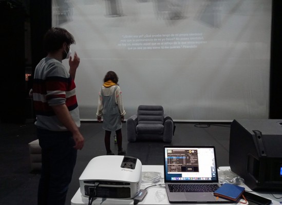 Teatro de lo Ausente plantea juegos y experiencias sobre el escenario del Párraga con 'Desarraigo'