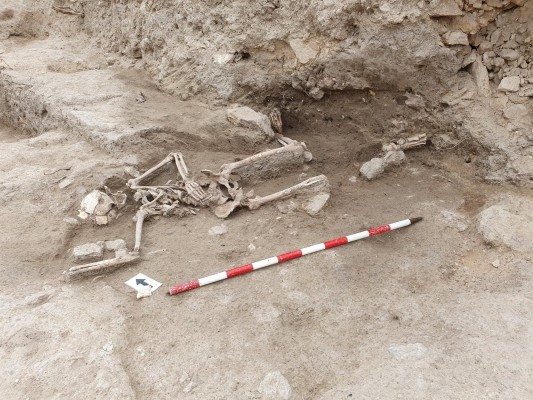 Una excavación en el castillo de Guardamar del Segura descubre restos de un cadáver del siglo XIV
