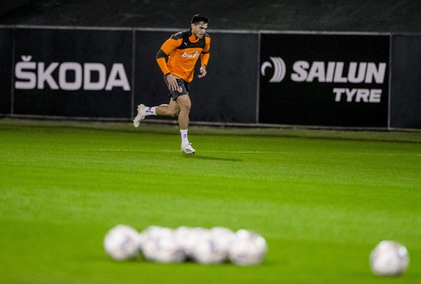 El Valencia CF se ejercita con la incógnita de Maxi Gómez y todavía sin internacionales