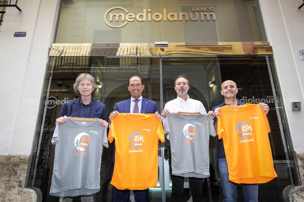 La 15K Nocturna Valencia Banco Mediolanum presenta sus camisetas para la cita del próximo 10 de junio