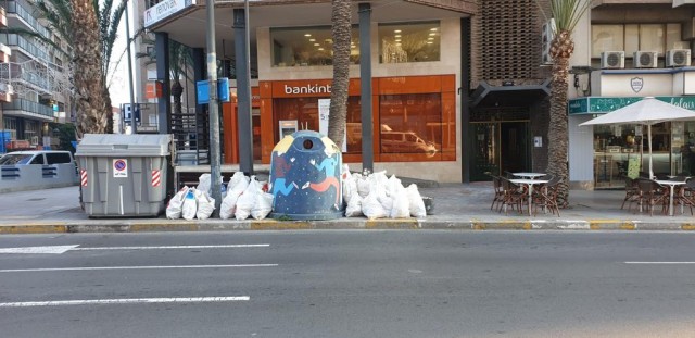 Alicante sanciona con más de diez infracciones diarias por depósitos irregulares de residuos en la vía pública