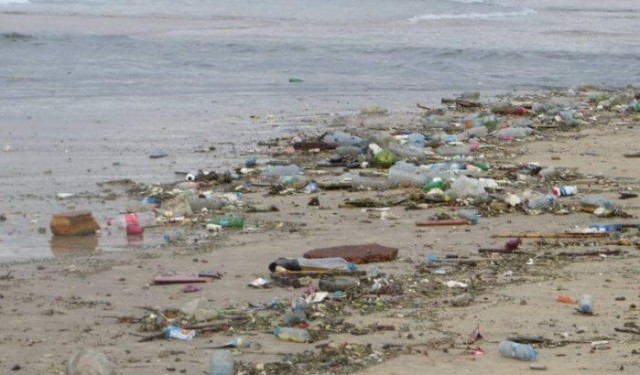 Las playas Esculls de la Llana y Encañizadas, a pesar de su difícil acceso, lucen llenas de suciedad, denuncian los vecinos de La Manga