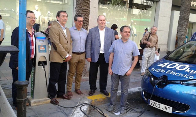 Alicante activa el primer poste de carga para coches eléctricos de uso gratuito mientras define otros 10 