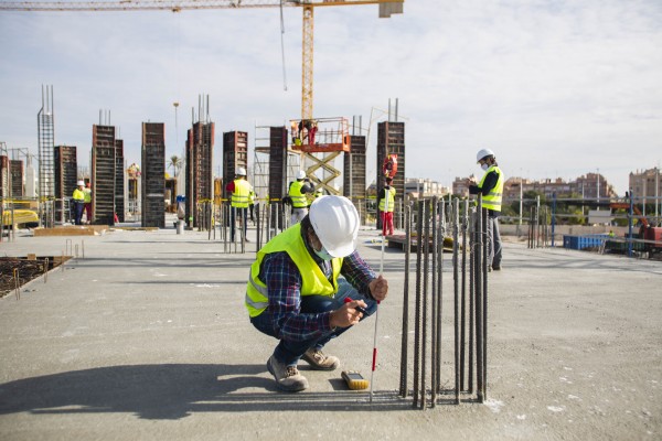 El IES Vicente Verdú de Elche, para principios de 2022; la fachada del IES Torrellano, otro año a la espera